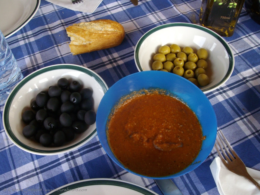 Calçots sauce and olives